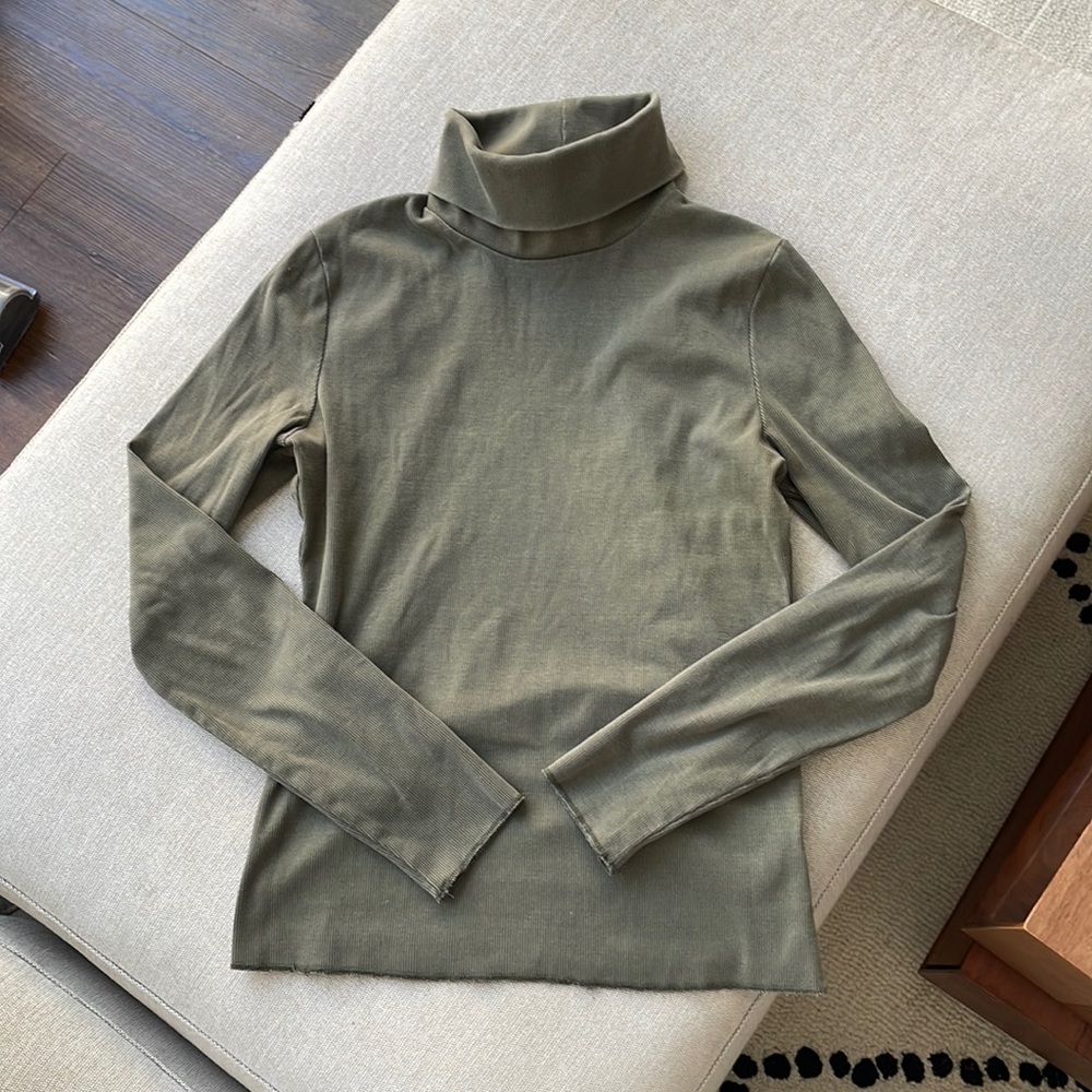 EUC Size M Wild Fable Cotton Poly Turtleneck